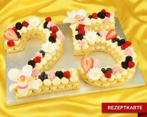 Zahlentorte 25 mit viel Creme, Beeren und Blüten. Ein süßer Genuss für jeden Anlass.