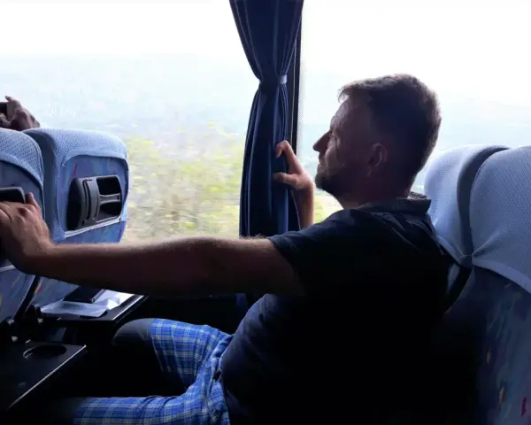 Jak spać w autokarze: sprawdzone sposoby na wygodny sen w podróży