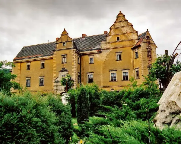 Zaniedbany pałac w Lwówku Śląskim, otoczony bujną zielenią, to jedna z jego tajemniczych atrakcji.