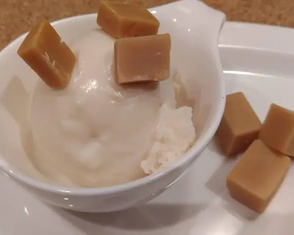 Cremiges Vanilleeis mit Karamellwürfeln, ein süßer Genuss, der an ein leckeres bimbo eis erinnert.