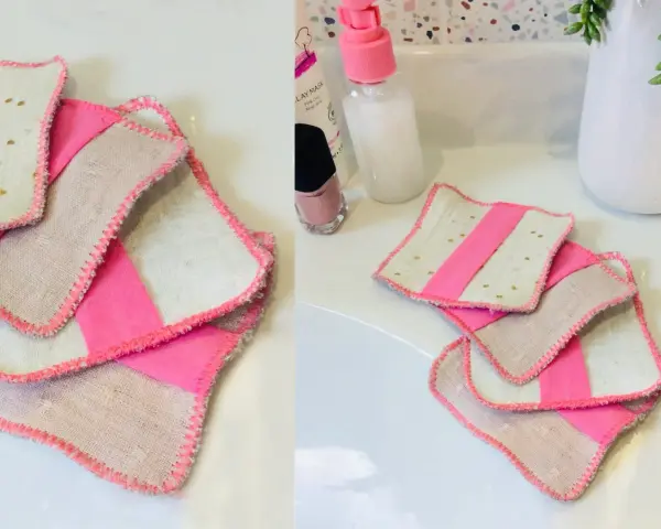 Lingettes démaquillantes lavables faites maison, roses et beiges, avec des points dorés. Un geste écologique pour votre routine beauté.