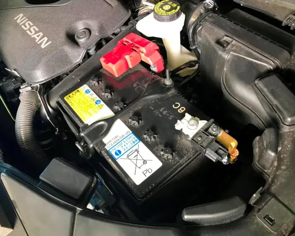 Akumulator Nissan w komorze silnika. Czy przy zakupie akumulatora trzeba oddać stary?