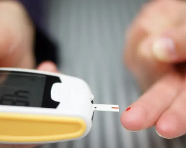 Pomiar glukometrem pokazuje prawidłowy poziom cukru we krwi z palca. Wynik 4.8 mmol/L.