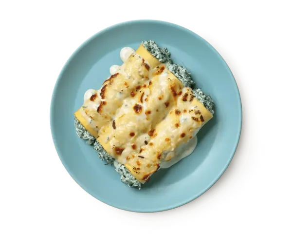 Tre cannelloni ripieni di ricotta e spinaci, gratinati al forno con besciamella e formaggio fuso, serviti su un piatto azzurro.