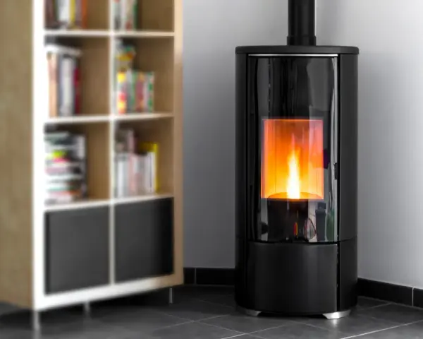 Stufa a pellet moderna con fiamma viva. Nonostante il calore, la stufa a pellet fa male se non ben ventilata.
