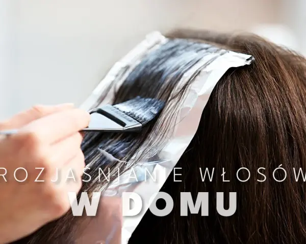 Ręka z pędzlem nakłada rozjaśniacz na pasma włosów owinięte folią. Poradnik: jak rozjaśnić włosy w domu.
