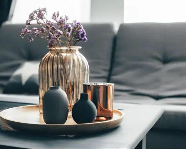Mesita rinconera: ¿Cómo elegirla y decorarla para un salón ideal?