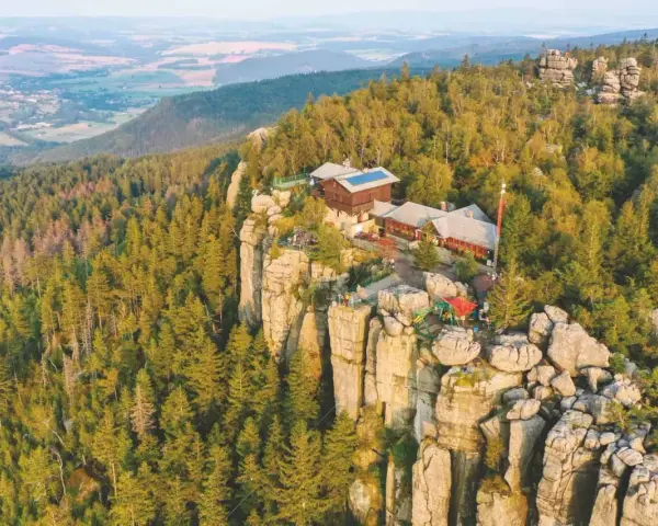Widok na Szczeliniec Wielki. Idealny czas zwiedzania to lato, gdy można podziwiać piękne widoki i odpocząć w schronisku.
