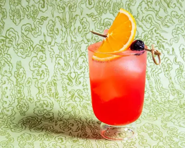 Orzeźwiający drink z Cointreau, pomarańczą i wiśnią. Idealny na letnie wieczory.