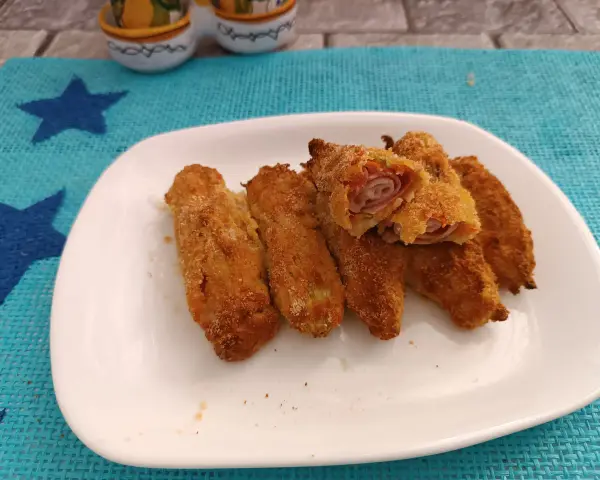 Fiori di zucca ripieni dorati e croccanti, un antipasto invitante.