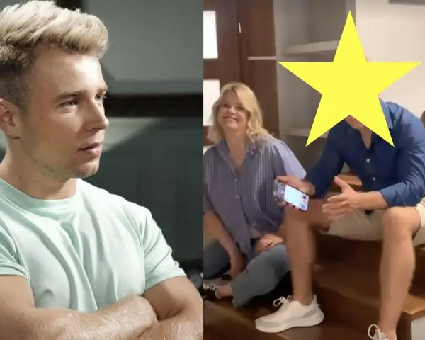 Kamil z "Barw Szczęścia" w jasnej koszulce i jego koleżanka z żółtą gwiazdą zamiast twarzy, siedzą na schodach.