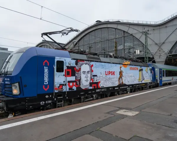 Lokomotywa Eurocity z wizerunkiem Chopina i panoramami miast: Lipsk, Kraków, Przemyśl.