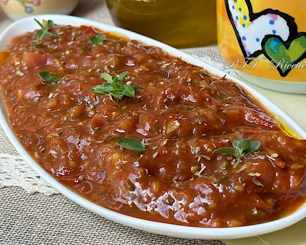 Sugo con pomodorini freschi, profumato con erbe aromatiche, pronto per condire la pasta.