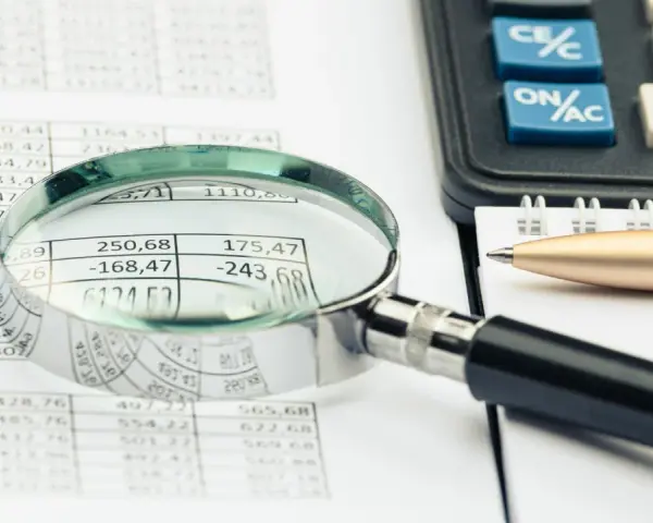Szukamy dłużnika wśród liczb i dokumentów. Komornik analizuje finanse, by odnaleźć zaginione pieniądze.