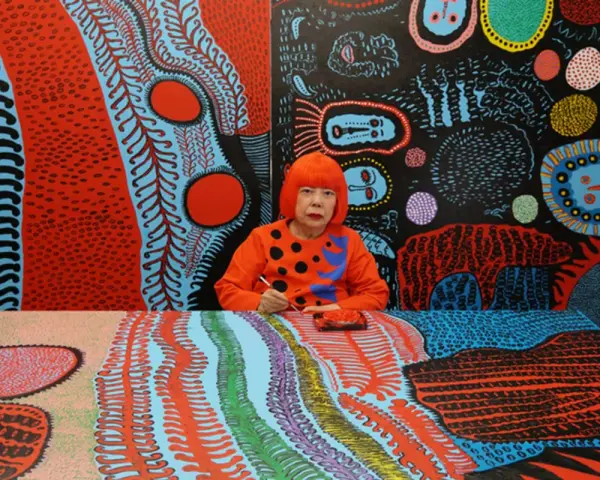 Yayoi Kusama jeune, entourée de ses œuvres psychédéliques vibrantes, peignant avec une concentration intense.