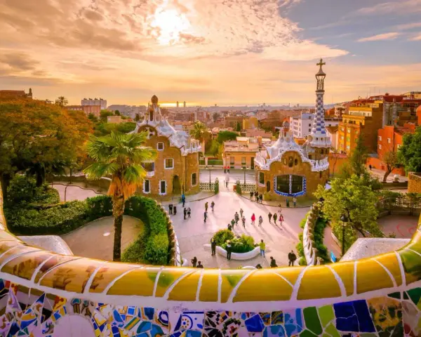 Kolorowy park Güell w Barcelonie, jednym z najpiękniejszych miast w Hiszpanii, zachwyca mozaikową ławką i bajkowymi budynkami.