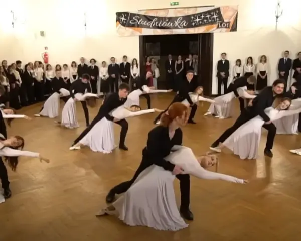 Uczniowie w strojach wieczorowych tańczą poloneza na studniówce. To piękny początek ich maturalnej historii.