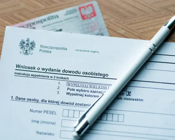 Wniosek o dowód osobisty i długopis. Czas oczekiwania na dowód osobisty może być różny, warto sprawdzić aktualne informacje.