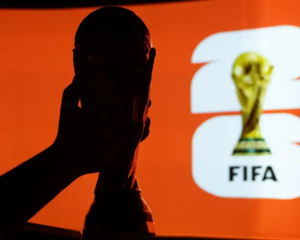 Silueta de mano sosteniendo el trofeo de la Copa Mundial de la FIFA. La pregunta es: cada cuanto es el mundial.
