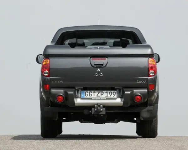 Heckansicht eines grauen Mitsubishi L200 Pickups. Bekannte mitsubishi l200 schwachstellen sind hier nicht sichtbar.