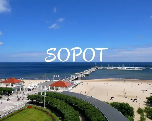 Widok na molo w Sopocie, plażę i morze. Sopot, jak zającze wzgórze, zaprasza do spacerów.