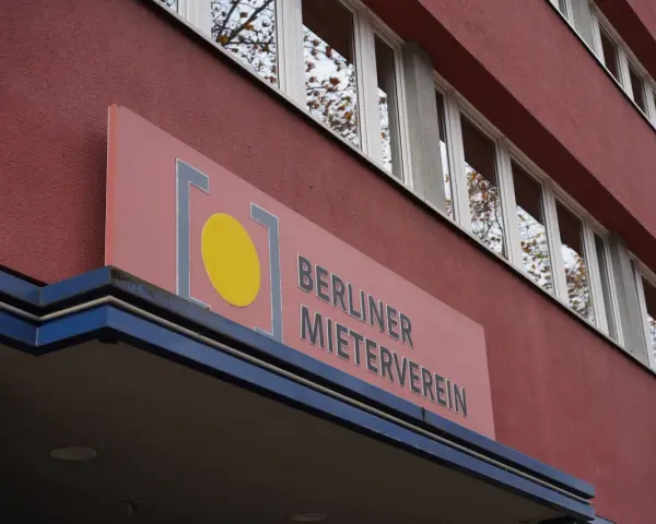 Schild des Berliner Mietervereins. Die Frage, welcher Mieterverein ist der beste, wird hier vielleicht beantwortet.