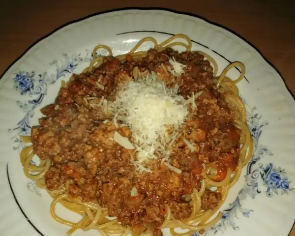 Spaghetti bolognese z winem – przepis na wyjątkowy sos do makaronu