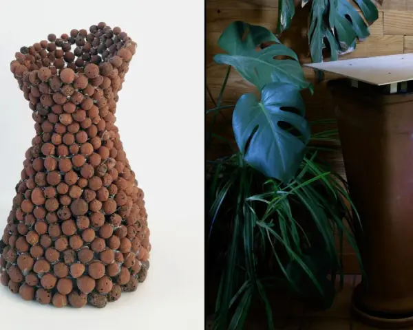 Escultura de arcilla con forma de jarrón, junto a una maceta de terracota con plantas, sugiriendo un sistema de enfriamiento adiabatico.