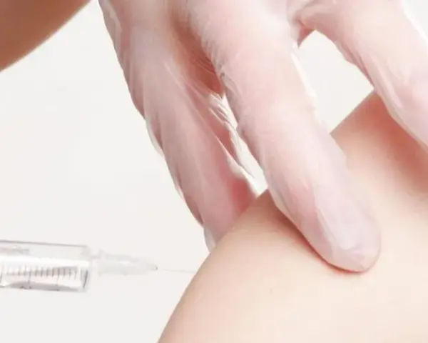 Zastrzyk zapobiegający polio. Wczesne polio objawy mogą być łagodne, ale szczepienie chroni przed poważnymi konsekwencjami.