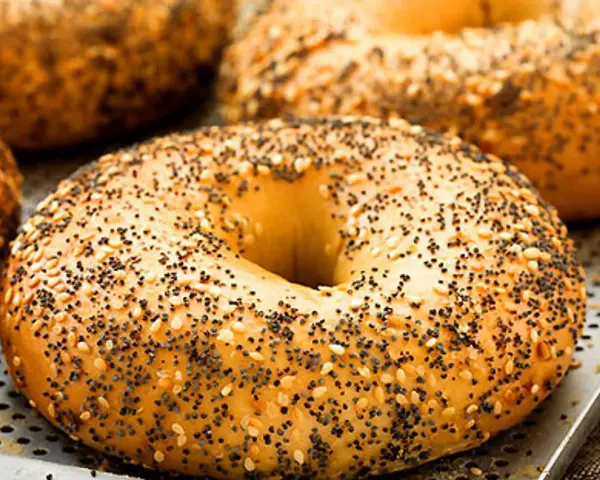 Färska bagels med sesamfrön och vallmofrön, perfekta för ditt bagels recept.