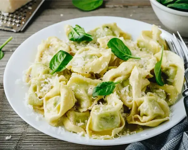 Najlepsze sosy do tortellini ze szpinakiem i ricottą, które zachwycą