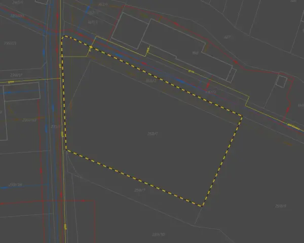 Mapa geodezyjna z zaznaczonym terenem 258/1. Widać linie drogowe, działki i oznaczenia. GPZ co to? To skrót od Głównego Punktu Zasilania, ale na mapie go nie widać.