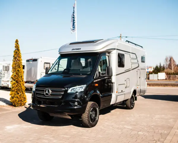 Czarny Mercedes Hymer, kamper gotowy na przygody.