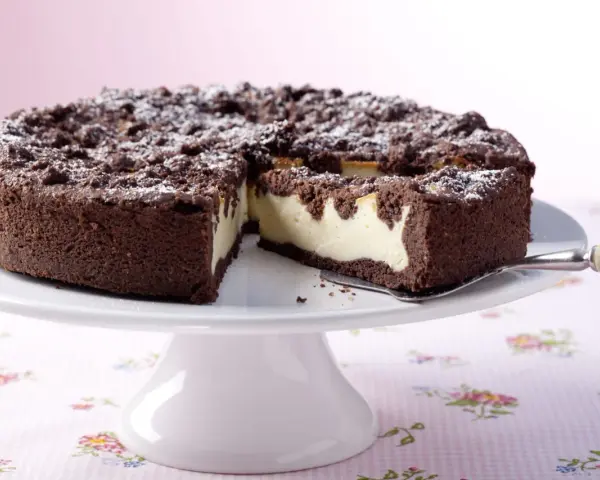 Schokoladen-Zupfkuchen mit cremiger Füllung, bestäubt mit Puderzucker. Ein köstliches Rezept für jeden Anlass.