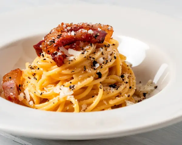 Sekret Pasta alla Gricia: Jak zrobić kremowy sos bez śmietany?