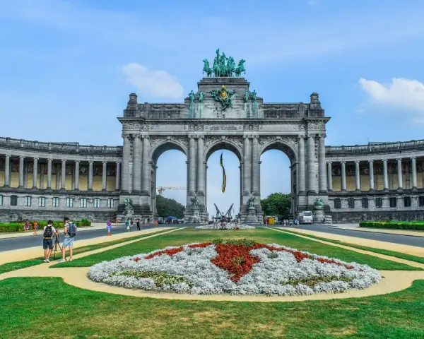 Łuk Triumfalny w Parku Cinquantenaire to imponujący widok, który warto zobaczyć w Brukseli.