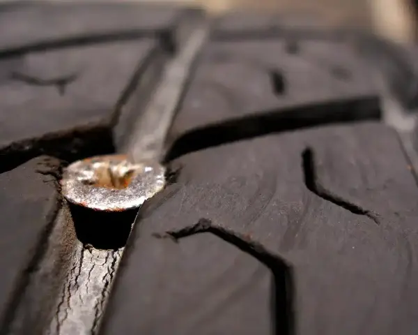 Mèche pneu : réparation rapide ou danger ? Le guide complet