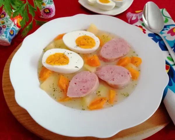 Najprostsza zupa chrzanowa z jajkiem i kiełbasą. Pyszne, domowe danie.