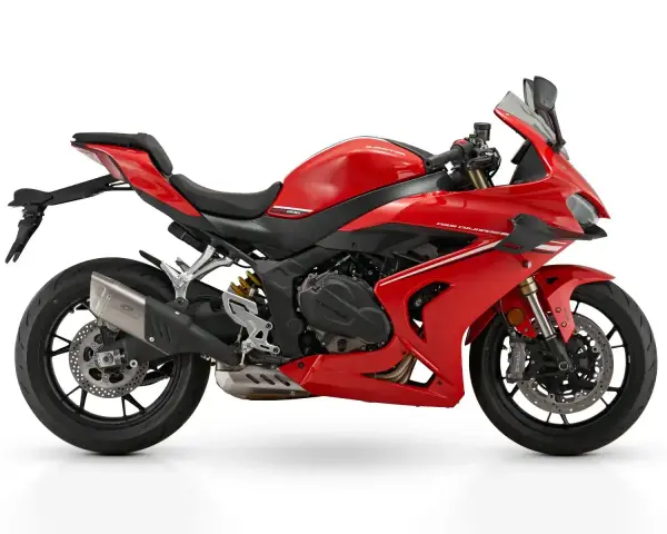 Czerwony, sportowy motocykl, jeden z chińskich motocykli, z czarnym siedzeniem i detalami.