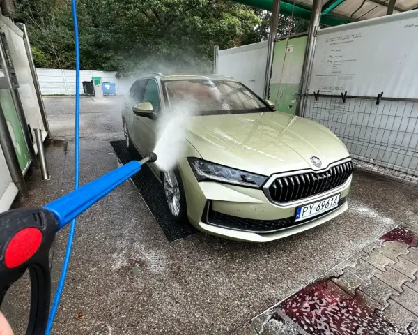 Mycie auta na samoobsługowej myjni. Woda pod ciśnieniem pomoże usunąć trudne zabrudzenia, jak np. żywica.