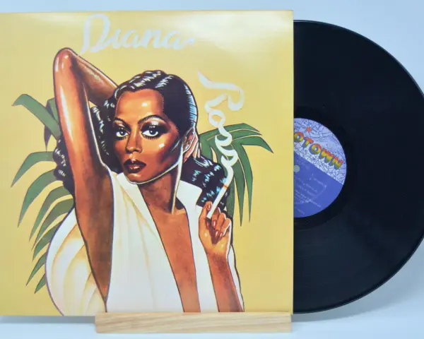 Diana Ross auf dem Cover ihres Albums "Diana". Eine Vinyl-Schallplatte liegt daneben.