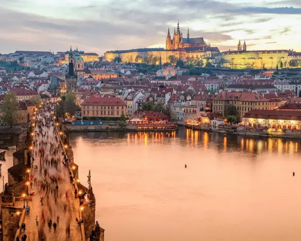 Zachód słońca nad Pragą, tłumy na Moście Karola. Czy do Czech potrzebny jest paszport? Nie, wystarczy dowód osobisty.