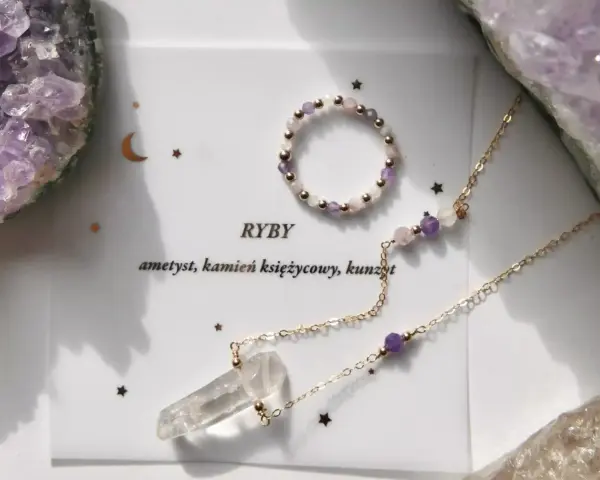 Delikatny talizman dla znaku zodiaku Ryby: naszyjnik z kryształem górskim i ametystem, oraz pierścionek z kamieniami.
