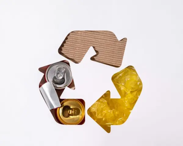 Symbol recyklingu z puszkami i folią. Uproszczona ewidencja odpadów w praktyce.