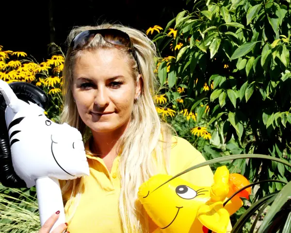 Ile zarabia animator w hotelu? Poznaj realia wynagrodzeń i więcej