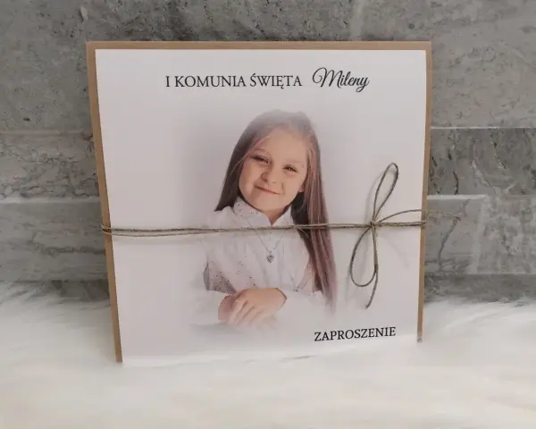 Komunia: Jak dziecko zaprosi gości? Pewność i etykieta.