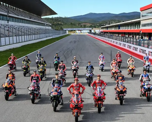 Pilotos de MotoGP posan con sus motos en la parrilla, listos para sumar puntos sprint.