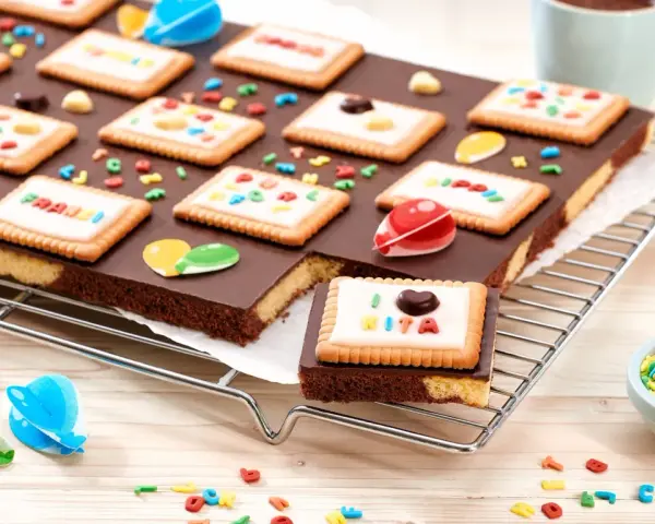 Bunte Kekse mit Namen, ideal zum Backen mit Kindern im Kindergarten. Ein süßer Spaß für kleine Bäcker!