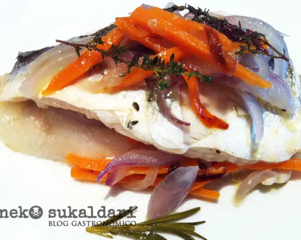 Lubina en papillote con zanahoria y cebolla morada, hierbas aromáticas y un toque de romero.
