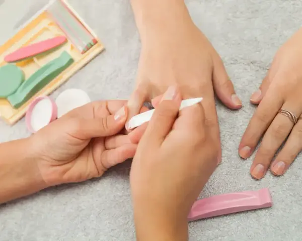 Manicure japoński wady: naturalne paznokcie, delikatne polerowanie, narzędzia do pielęgnacji.